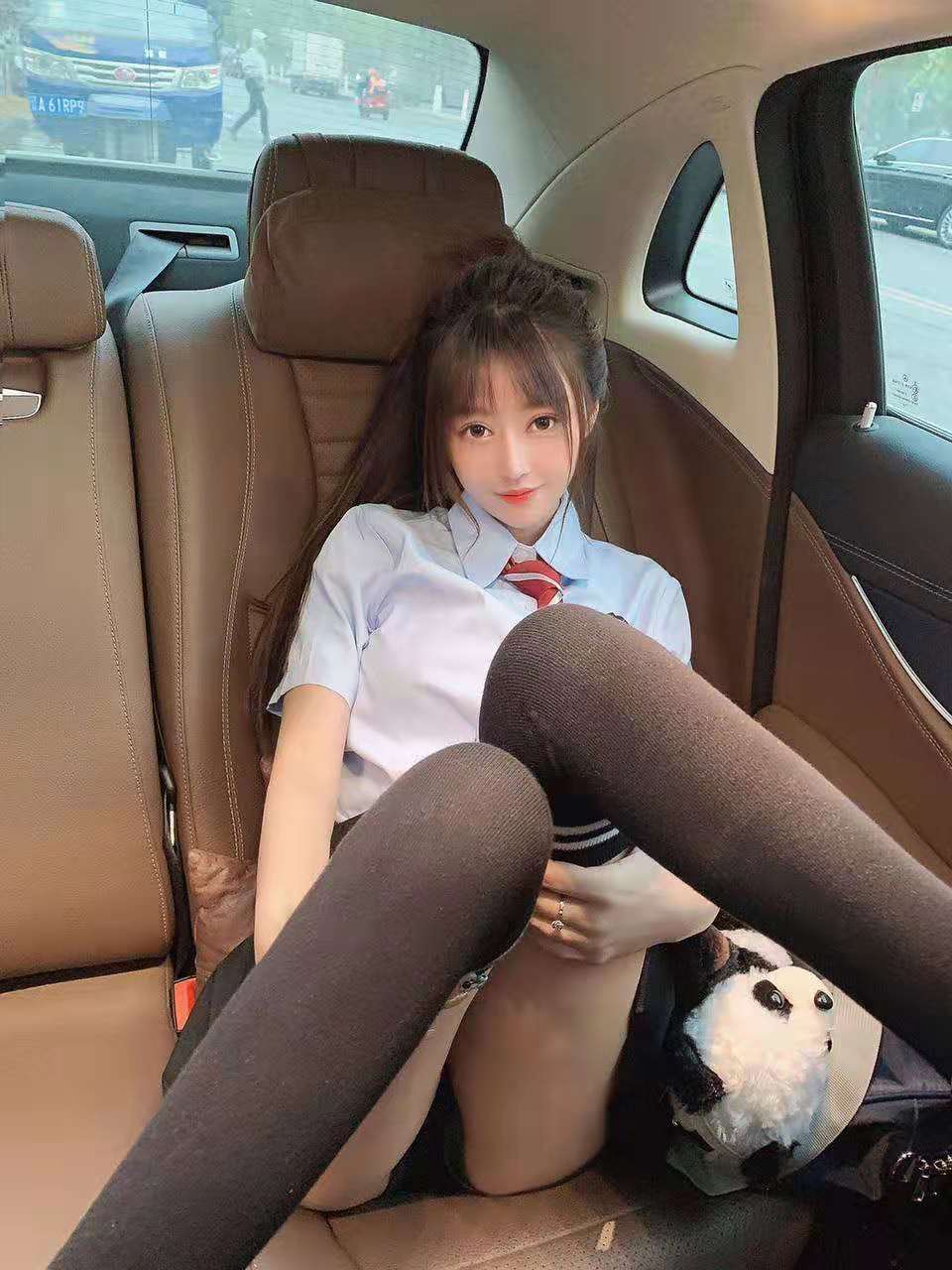 三点粉水嫩嫩的 玩起来感觉也还不错 各种姿势也能配合到位